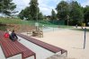 Słup energetyczny na boisku do piłki plażowej