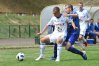 Łukasz Jegliński (z prawej) walczy o piłkę z zawodnikiem Wigier Suwałki