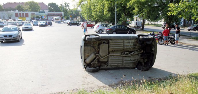 Wrak samochodu niebezpiecznie zalega na parkingu Tesco w Olsztynie [ZDJĘCIA]