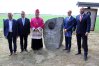 Chwila po poświęceniu 39. głazu na Trakcie Biskupim w Bałdach pod Olsztynem
