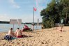 Wywieszona czerwona flaga na jednym z kąpielisk na terenie CRS Ukiel
