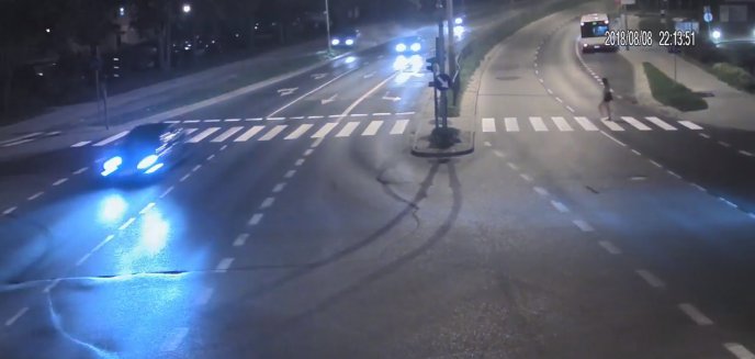 Pędził ulicami Olsztyna i uderzył w latarnię. Dwie pasażerki ranne [FILM]