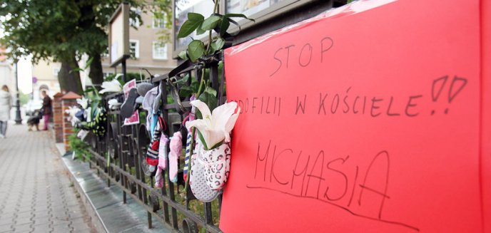 ''Baby Shoes Remember'' w Olsztynie. Dziecięce buciki na płocie okalającym katedrę [ZDJĘCIA]