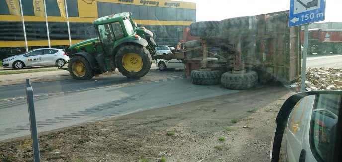 Traktor uderzył w samochód osobowy na ul. Lubelskiej w Olsztynie