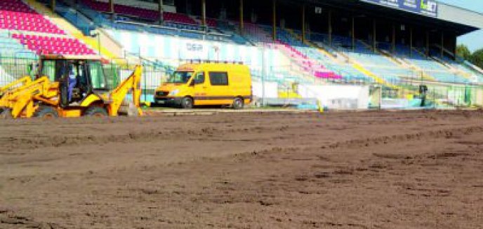 Prace na olsztyńskim stadionie na ukończeniu. Będą układać węgierską trawę z rolki