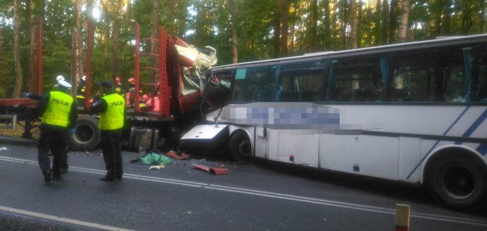 Artykuł: Autobus szkolny zderzył się z TIR-em. Dwie osoby nie żyją [ZDJĘCIA]