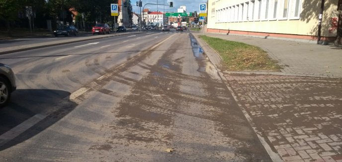 Artykuł: Zabłocenie jezdni na ulicy Niepodległości. Nie obyło się bez mandatu