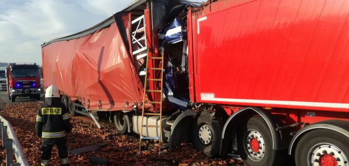 Artykuł: Zderzenie trzech ciężarówek na DK 51. Jeden kierowca nie żyje [WIDEO] [AKTUALIZACJA]