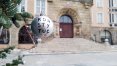 Bombki z napisem "Konstytucja" na choince na placu przed miejskim ratuszem