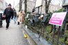Dziecięce buciki i zapalone znicze przed olsztyńską katedrą