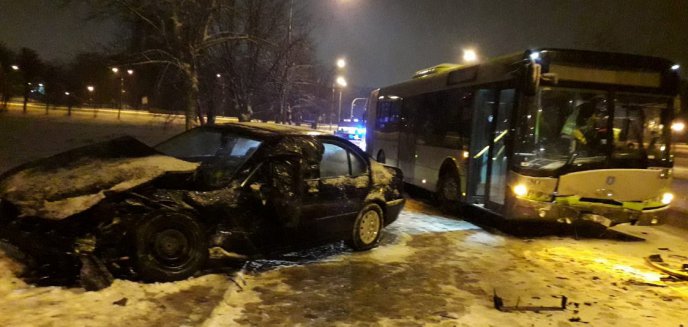 22-latek w BMW zderzył się czołowo z autobusem MPK [ZDJĘCIA, WIDEO]