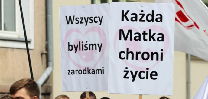 Rozwieszali plakaty przedstawiające zakrwawione płody. Olsztyński sąd uznał, że nie było to gorszące