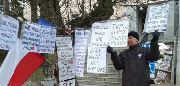 Artykuł: ''Olsztyński Strażnik Konstytucji''. Od lat samotnie pikietuje przed sądem rejonowym w Olsztynie [WIDEO]