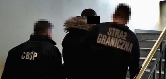 Funkcjonariusze rozbili gang ułatwiający uchodźcom nielegalny pobyt w Polsce [ZDJĘCIA]