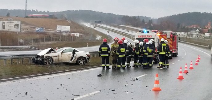 Kolizja pod Olsztynem. 42-letni kierowca mercedesa uderzył  w barierę energochłonną [WIDEO]