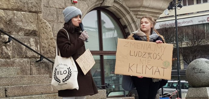 Młodzież protestowała pod olsztyńskim ratuszem w obronie planety [ZDJĘCIA]