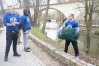 Wolontariusze zabezpieczają drzewa podczas dzisiejszej akcji