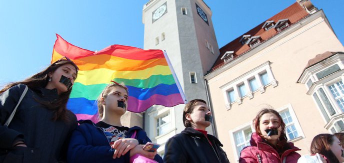 Dzień Milczenia w Olsztynie. Milczeli, by sprzeciwić się dyskryminacji osób LGBT [ZDJĘCIA, WIDEO]