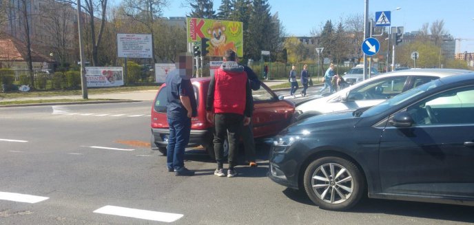 Na skrzyżowaniu ul. Dworcowej z Żołnierską zderzyły się dwa auta. Pasażerka trafiła do szpitala
