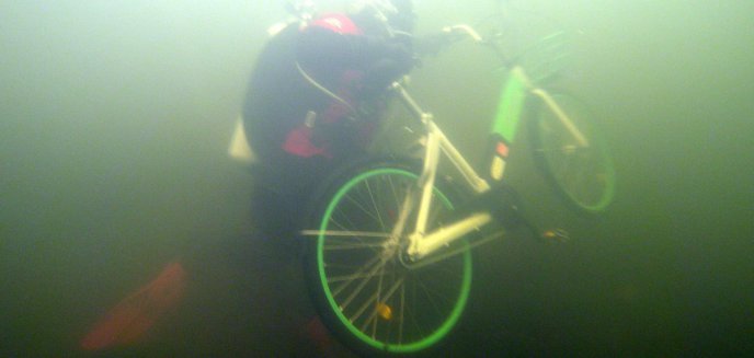 Artykuł: Płetwonurkowie wyłowili z jeziora... rower miejski