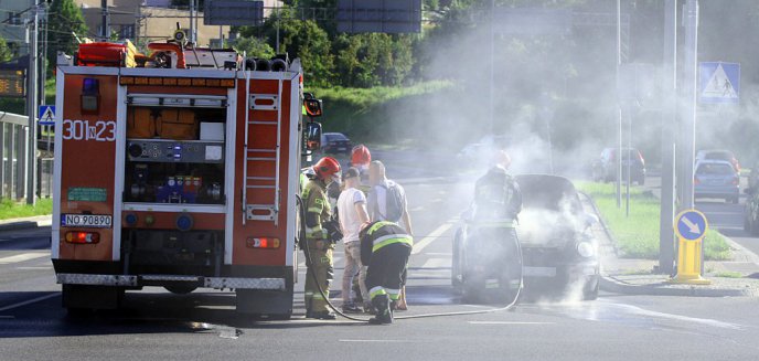 Artykuł: Auto w kłębach dymu. Strażacy w akcji na ważnym skrzyżowaniu [ZDJĘCIA]