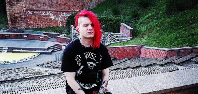 Olsztyński raper podciął sobie żyły podczas transmisji na żywo na Facebooku. Muzyk zabrał głos w sprawie