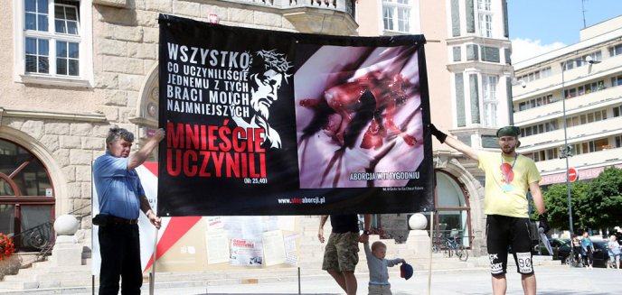 ''Dzień Pokutny'' na placu przed miejskim ratuszem w Olsztynie [ZDJĘCIA]