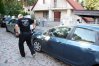 Śledczy na terenie posiadłości Tobiasza N. w zamożnej dzielnicy Olsztyna