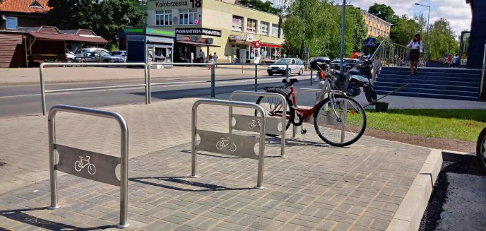 Artykuł: Nowy parking dla rowerów przy ul. Kołobrzeskiej. Spółdzielnia chwali, rowerzyści krytykują