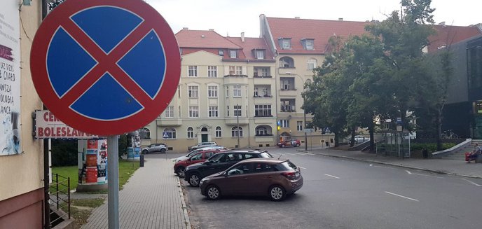 Kierowcy parkują samochody na pl. Pułaskiego pomimo zakazu. Straż miejska zbiera żniwo
