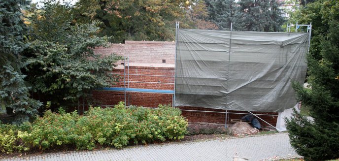 Artykuł: Trwa remont muru w parku Podzamcze [ZDJĘCIA]