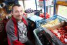 Pan Mariusz od maja prowadzi warzywniak. Cierpi na porażenie mózgowe, a mimo to chce żyć z własnej pracy