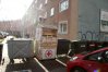 Kontenery na ul. Limanowskiego utrudniają mieszkańcom przejście chodnikiem