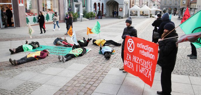 ''Bunt przeciw wymieraniu''. Umarli, aby zwrócić uwagę mieszkańców na kryzys klimatyczny [ZDJĘCIA]