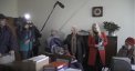Ekipa "Alarmu!" TVP1 wraz z mieszkańcami spółdzielni mieszkaniowej "Pojezierze" w gabinecie wiceprezesa