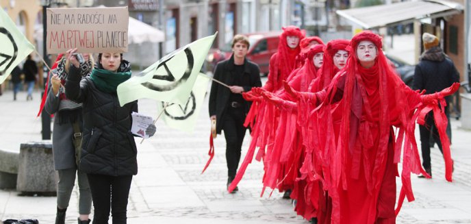 Red Rebel Brigade. Marsz żałobny przeszedł olsztyńską starówką [ZDJĘCIA, WIDEO]