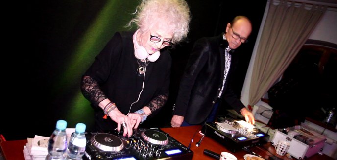Artykuł: DJ Wika. Najstarsza didżejka w Polsce rozkręcała imprezę w Olsztynie [WIDEO]