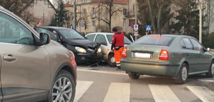 Artykuł: Kolizja na skrzyżowaniu ulic Śliwy i Barczewskiego. Jedna osoba w szpitalu