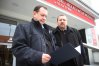 Stanisław Kulas (pierwszy z lewej) w środę przyjechał do urzędu wojewódzkiego, aby złożyć dokumenty uprawniające grupę mieszkańców Kętrzyna do zebrania podpisów, aby przeprowadzić referendum odwoławcze burmistrza
