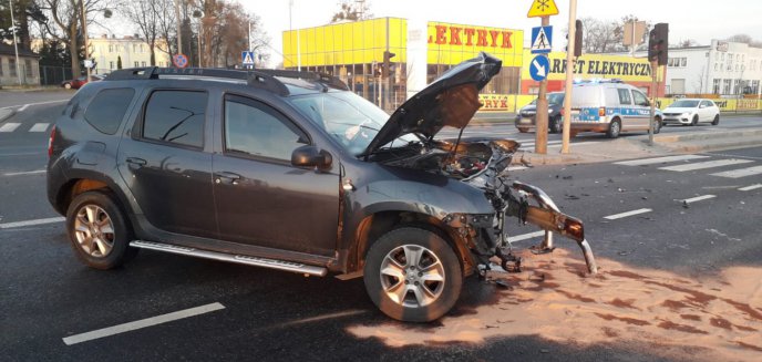 Dacia zderzyła się z mazdą na ul. Armii Krajowej