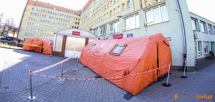 Artykuł: Namioty "śluzy" przed szpitalem wojewódzkim w Olsztynie [ZDJĘCIA]