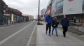 W czwartek nie wszyscy przechodnie zasłaniali usta i nos maseczką. Troje młodych ludzi idących koło Aury Centrum Olsztyna złamało rozporządzenia