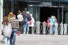 Przy wejściach do galerii stoją ochroniarze i sprawdzają temperaturę ciała klientów