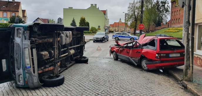 Artykuł: O krok od tragedii. Dostawczy daewoo przygniótł osobowego volkswagena w centrum Olsztynka [ZDJĘCIA]