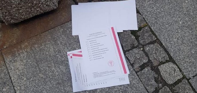 Żart? Ktoś rozrzucił karty do głosowania na starówce w Olsztynie