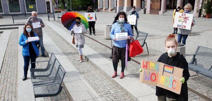 ''Homoseksualizm nie jest chorobą''. Akcja ''Płomień nadziei'' na olsztyńskiej starówce [ZDJĘCIA]