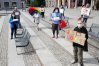 Kilkanaście osób wzięło udział w niedzielę na olsztyńskiej starówce w akcji pod hasłem ''Płomień nadziei''