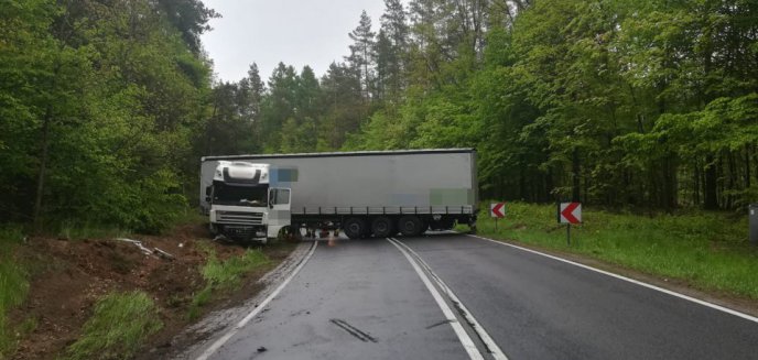 Artykuł: Kierowca ciężarówki wpadł w poślizg pod Olsztynem. DK16 zablokowana [ZDJĘCIA]