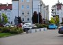 Na terenie osiedla w dwóch miejscach są ustawione betonowe zapory, które uniemożliwiają przejazd do sąsiednich bloków