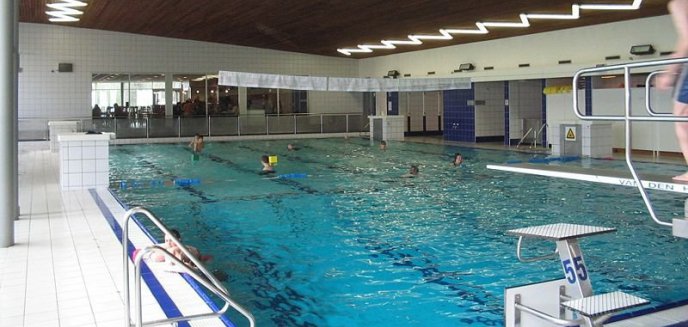 Ten sam wykonawca, a uniwersytecki basen o 500 tysięcy tańszy